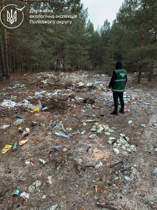 Засмічення лісових земель виявили на Рівненщині. Відібрано проби ґрунту - фото 1