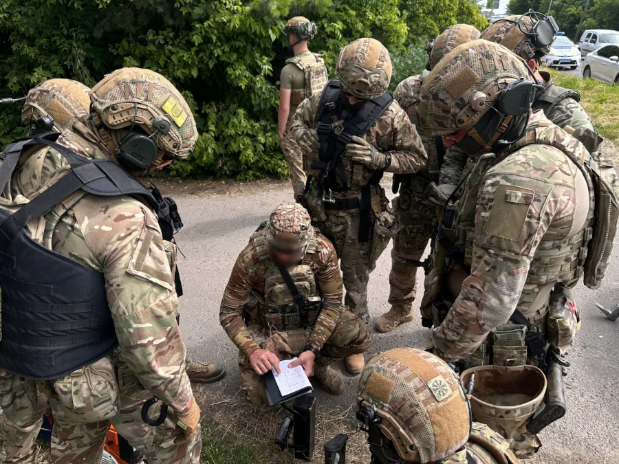 У Рівному чоловік відкрив стрілянину з вікна: поліцейські провели спецоперацію та роззброїли нападника - фото 1