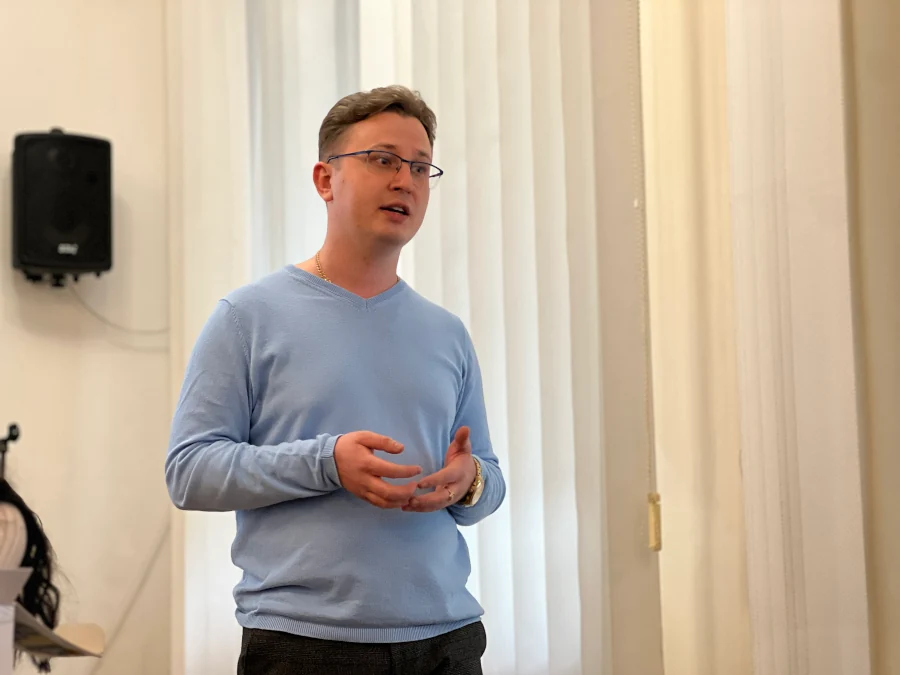 Молодь Рівного навчала літніх рівнян як користуватись додатком 