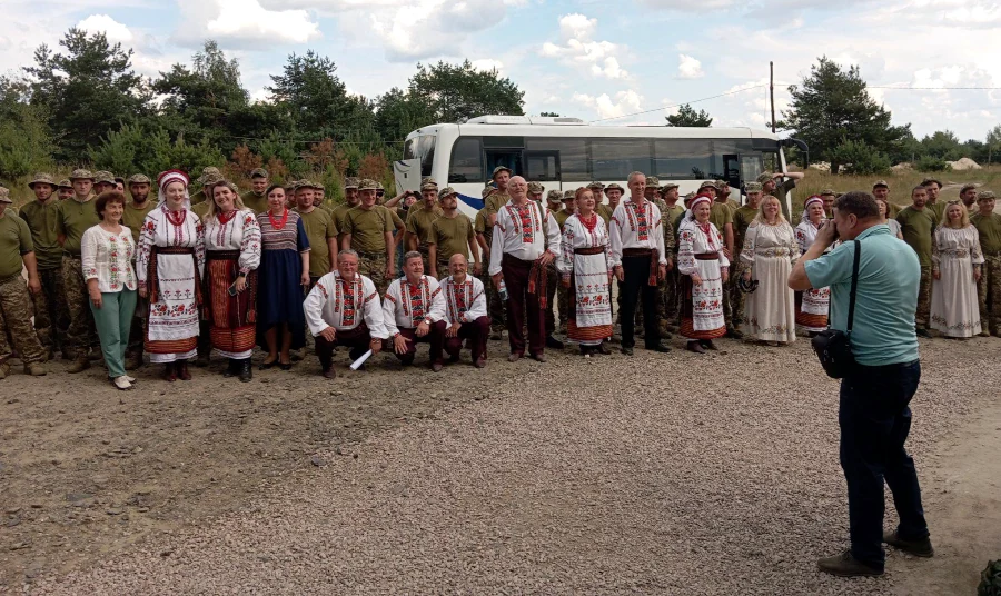 «Ноти підтримки»: аматори з Вараської громади заспівали для військових - фото 3