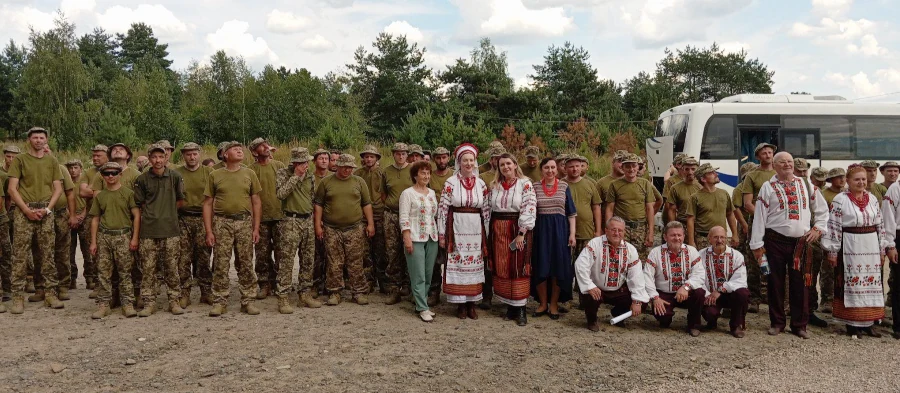 «Ноти підтримки»: аматори з Вараської громади заспівали для військових - фото 4