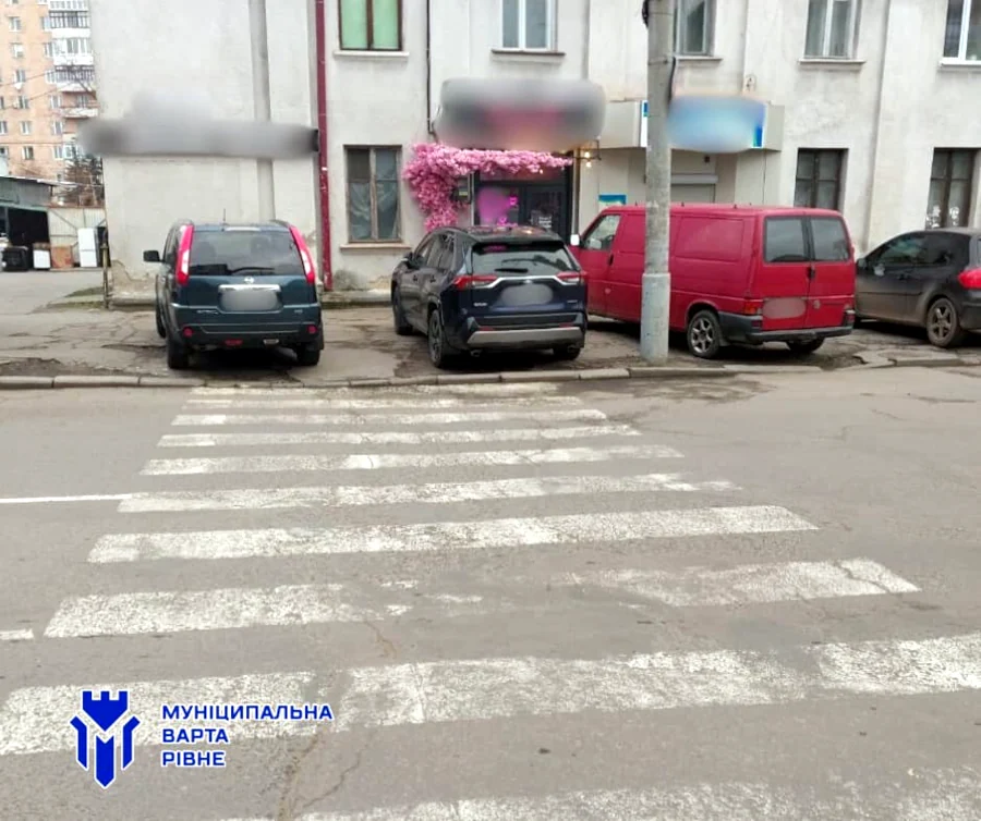Понад 900 порушень правил паркування за тиждень виявили у Рівному - фото 1