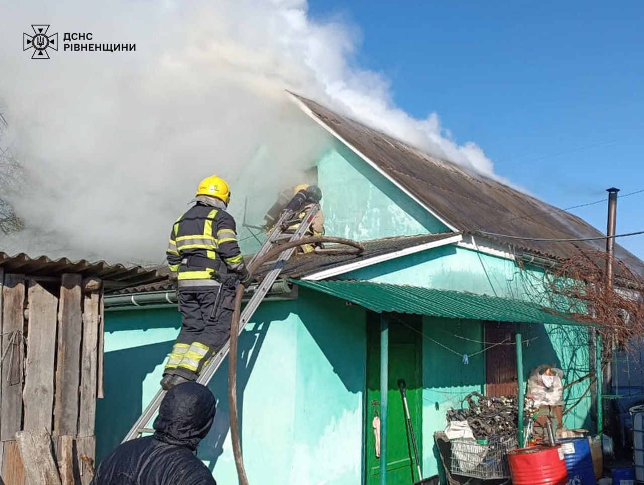 Чоловіка госпіталізували після пожежі на Рівненщині