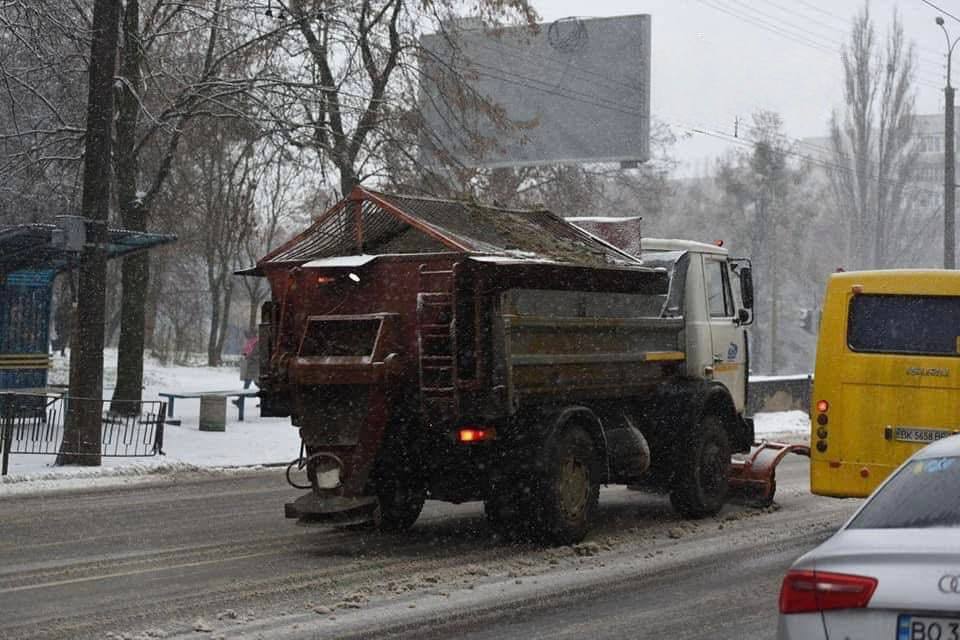 Комунальники Рівного розчищають місто від снігу