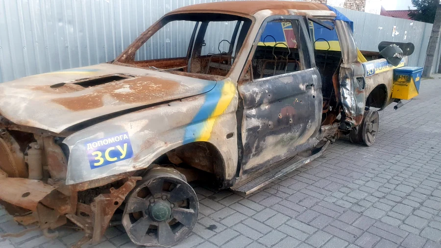 У Радивилові на Рівненщині виставили знищену ворожим дроном автівку - фото 1