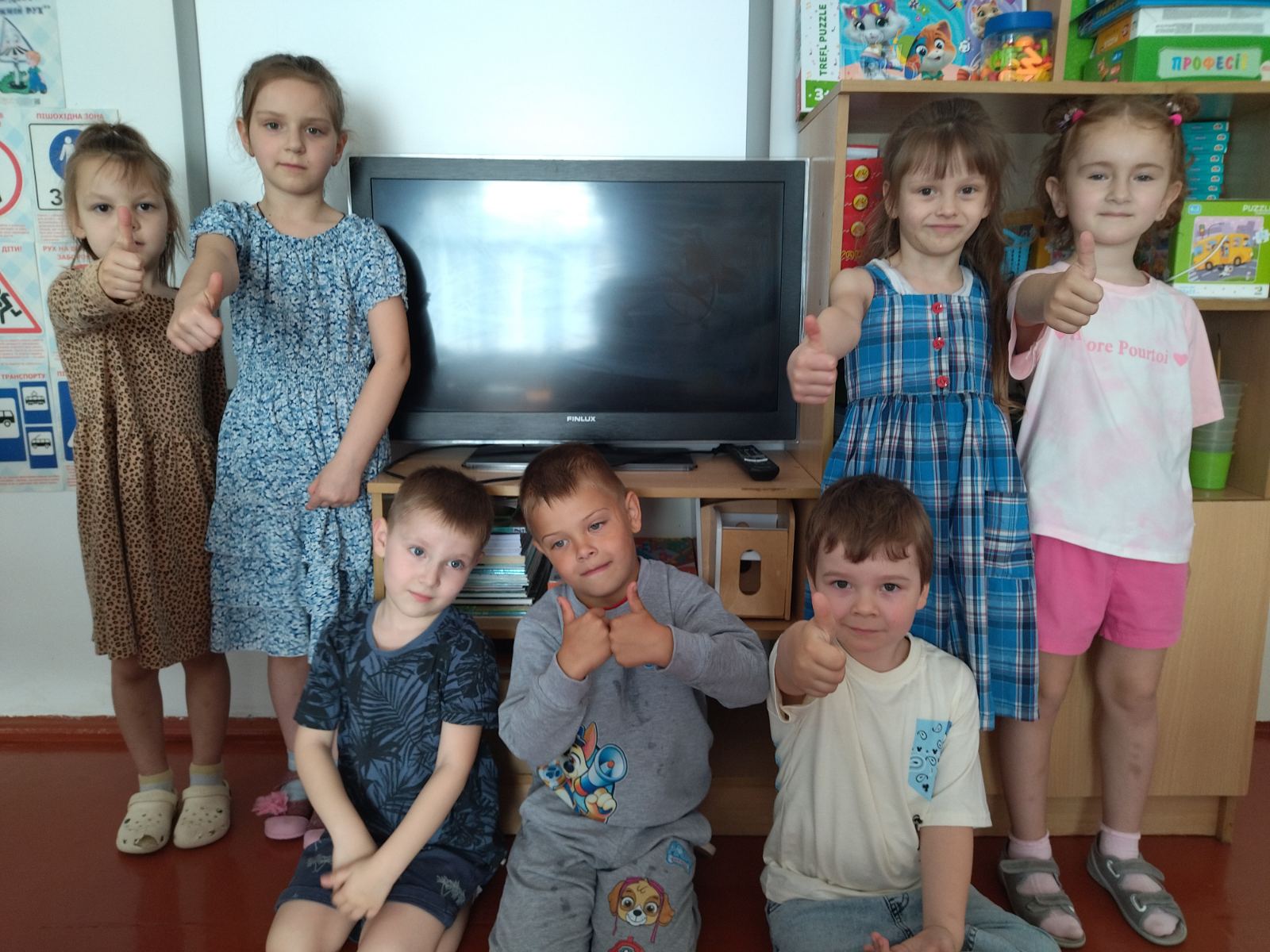 Фінський волонтер передав 10 телевізорів школам і садочкам Привільненської громади - фото 4