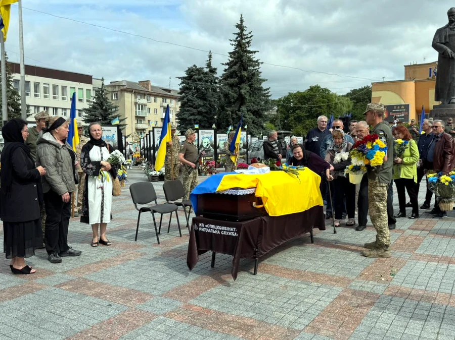 На вічний спочинок провели полеглого захисника у Рівному - фото 1
