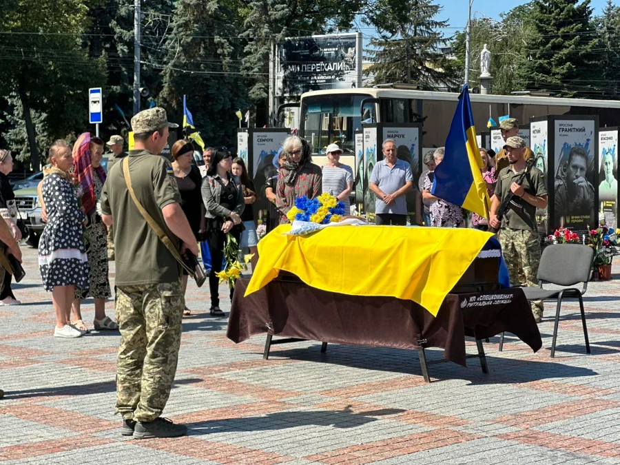 На вічний спочинок провели полеглого захисника у Рівному - фото 1