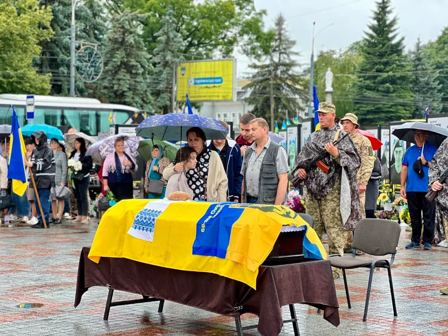 Полеглого захисника провели в останню дорогу в Рівному - фото 1