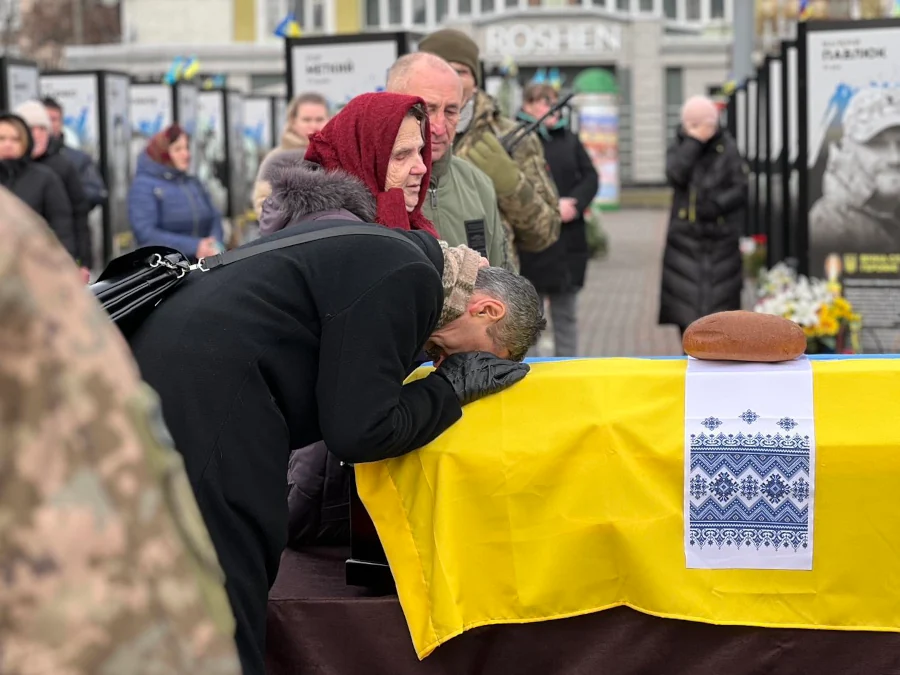 Провели в останню дорогу захисника з Рівного - фото 1