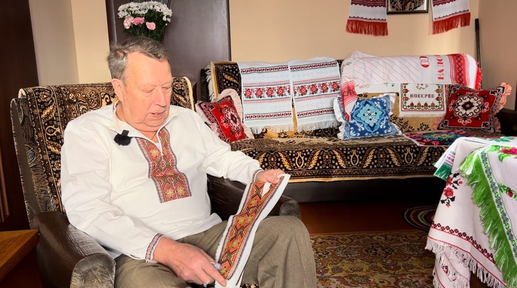 Перший свій рушник житель Рівненщини вишив з рукава маминої сорочки