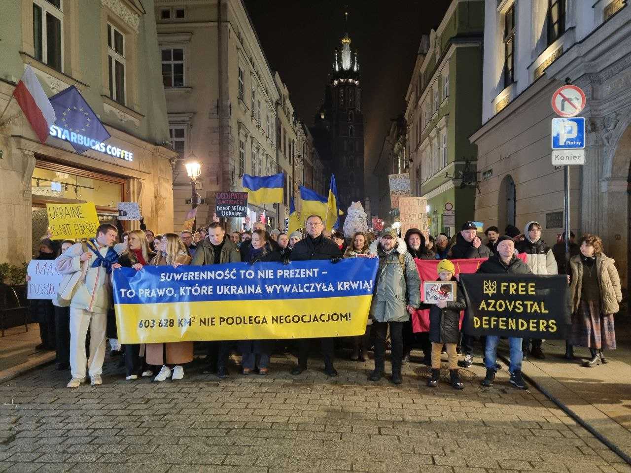 «Україна – безпека Європи»: у Кракові тисячі людей вийшли на марш солідарності (ФОТО) - фото 1