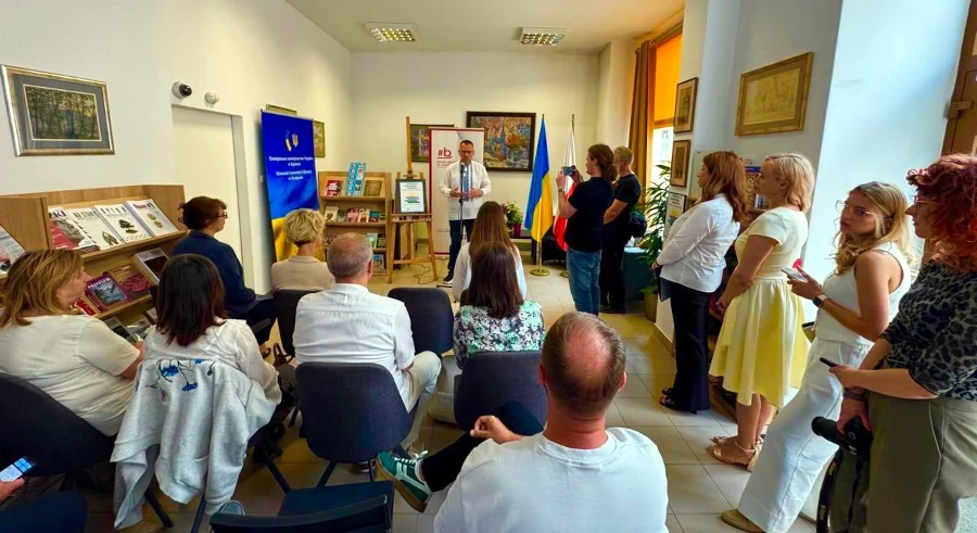 У Тарнові відкрили «Українську книжкову поличку»: понад 120 видань для дітей і дорослих - фото 1