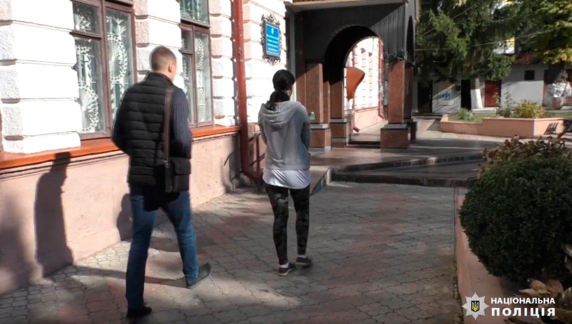 Залишила, бо пішла на побачення