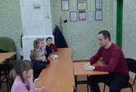 Чому дідусь у відповідь мовчить і тільки посміхається.