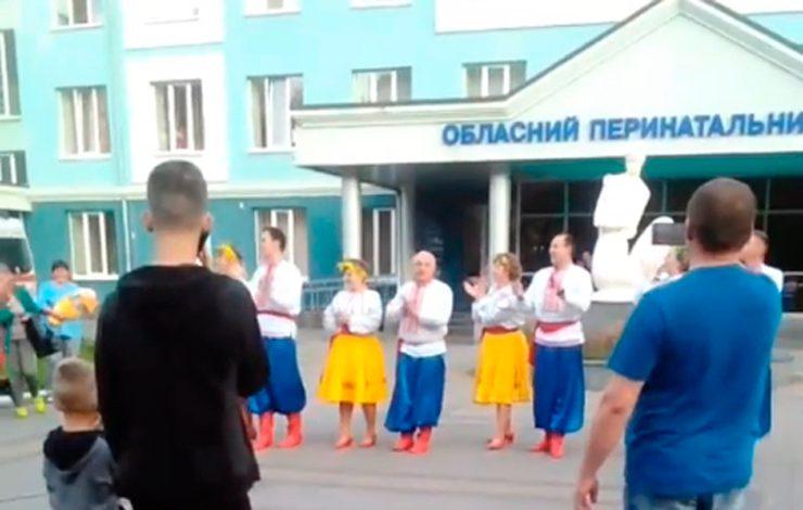 Породіллю з немовлям креативно зустріли біля пологового