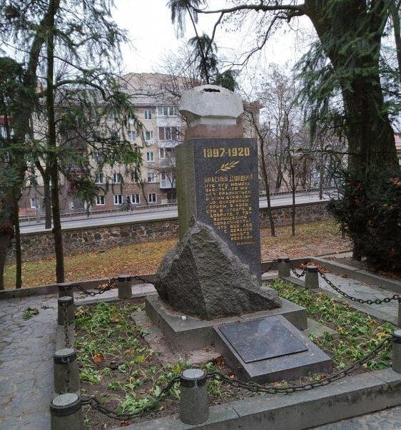 За наругу над могилою Дундича доведеться відповідати