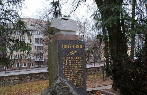 За наругу над могилою Дундича доведеться відповідати