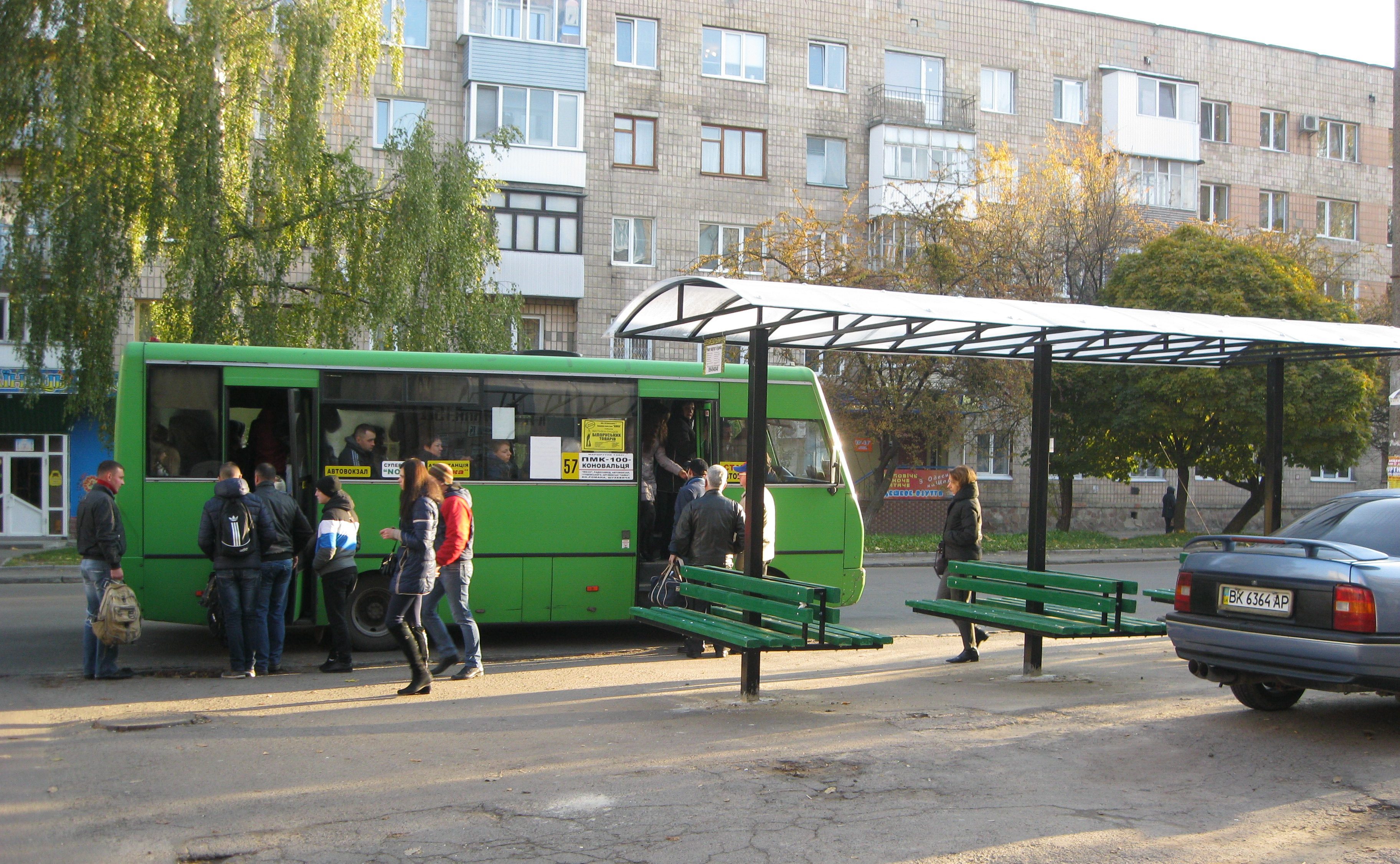 У Рівному маршрутки їздять повз зупинки
