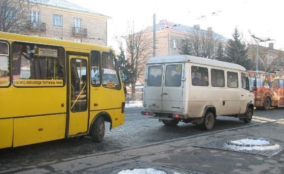 Водій 58-ї маршрутки шокував пасажирів неадекватною поведінкою (ВІДЕО)