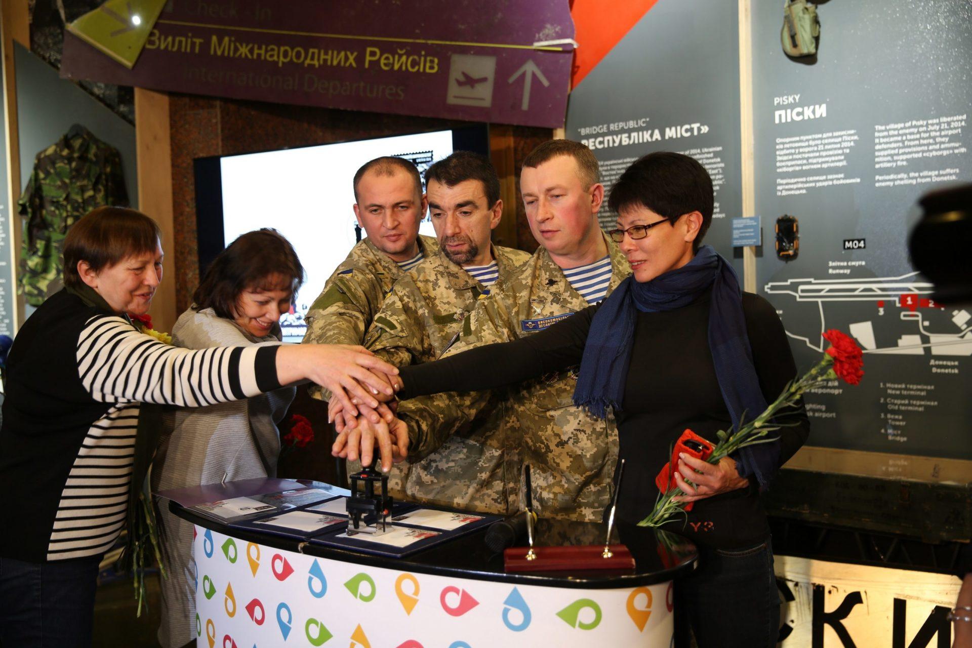 Героїчну оборону “кіборгів” закарбували на поштовій марці