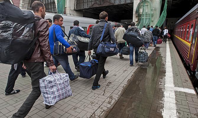 Половина українців працює нелегально або за кордоном