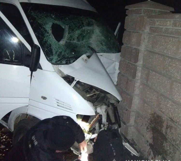 На Рівненщині авто врізалось у бетонний паркан