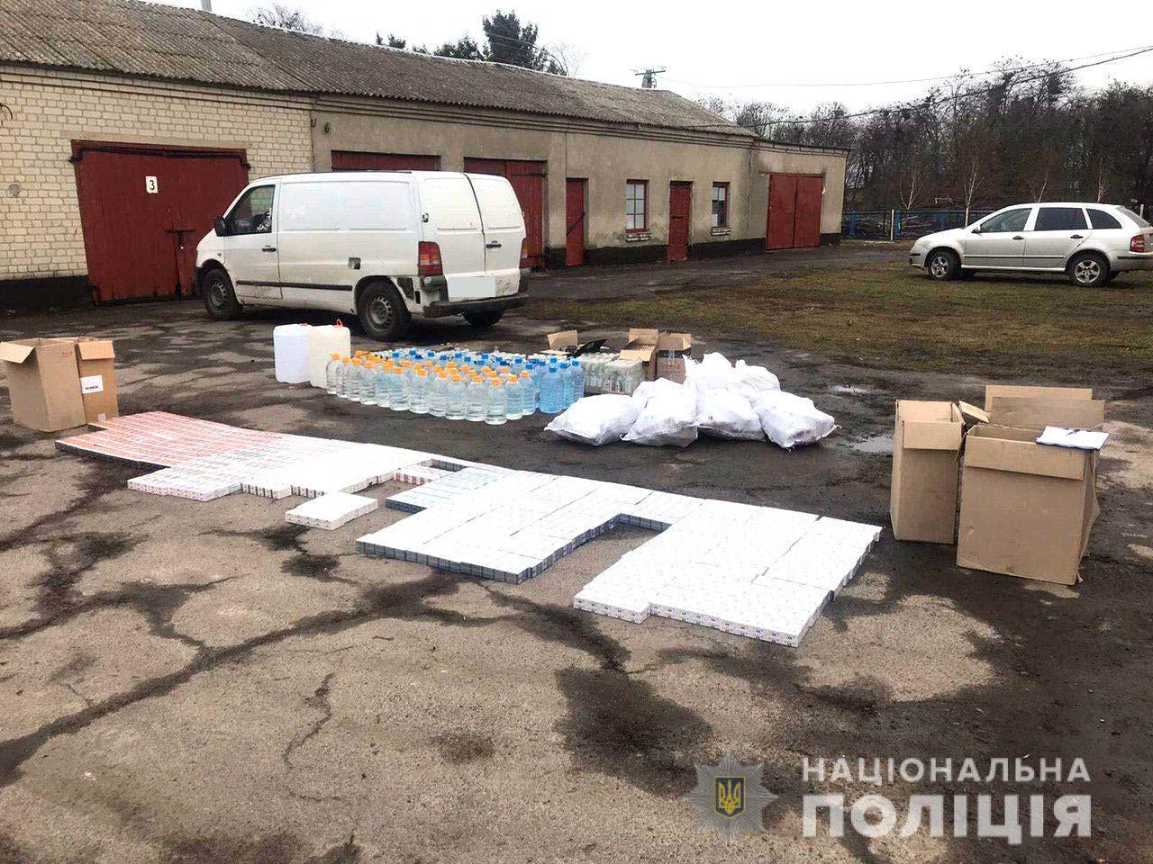 Понад півтонни фальсифікованого алкоголю та більше двох тисяч пачок цигарок без акцизу перевозив водій у Демидівці Понад півтонни фальсифікованого алкоголю та більше двох тисяч пачок цигарок без акцизу перевозив водій у Демидівці