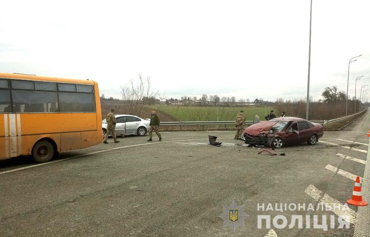 Військовий автобус та легковик не розминулися на дорозі Рівненщини