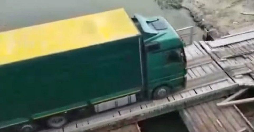 Понтонний міст на Сарненщині знову пошкодили Понтонний міст на Сарненщині знову пошкодили