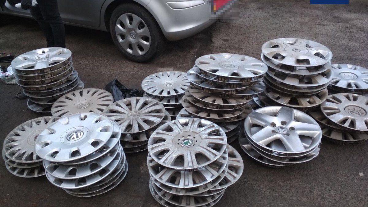 У рівнян покрали автомобільні ковпаки. Триває слідство