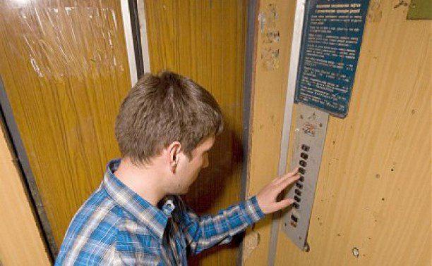 Застряли в ліфті, а поскаржитися нікому