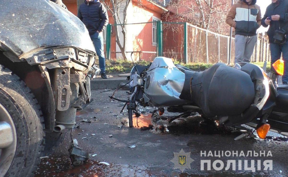 У Рівному мотоцикліст і неповнолітній пасажир постраждали у ДТП