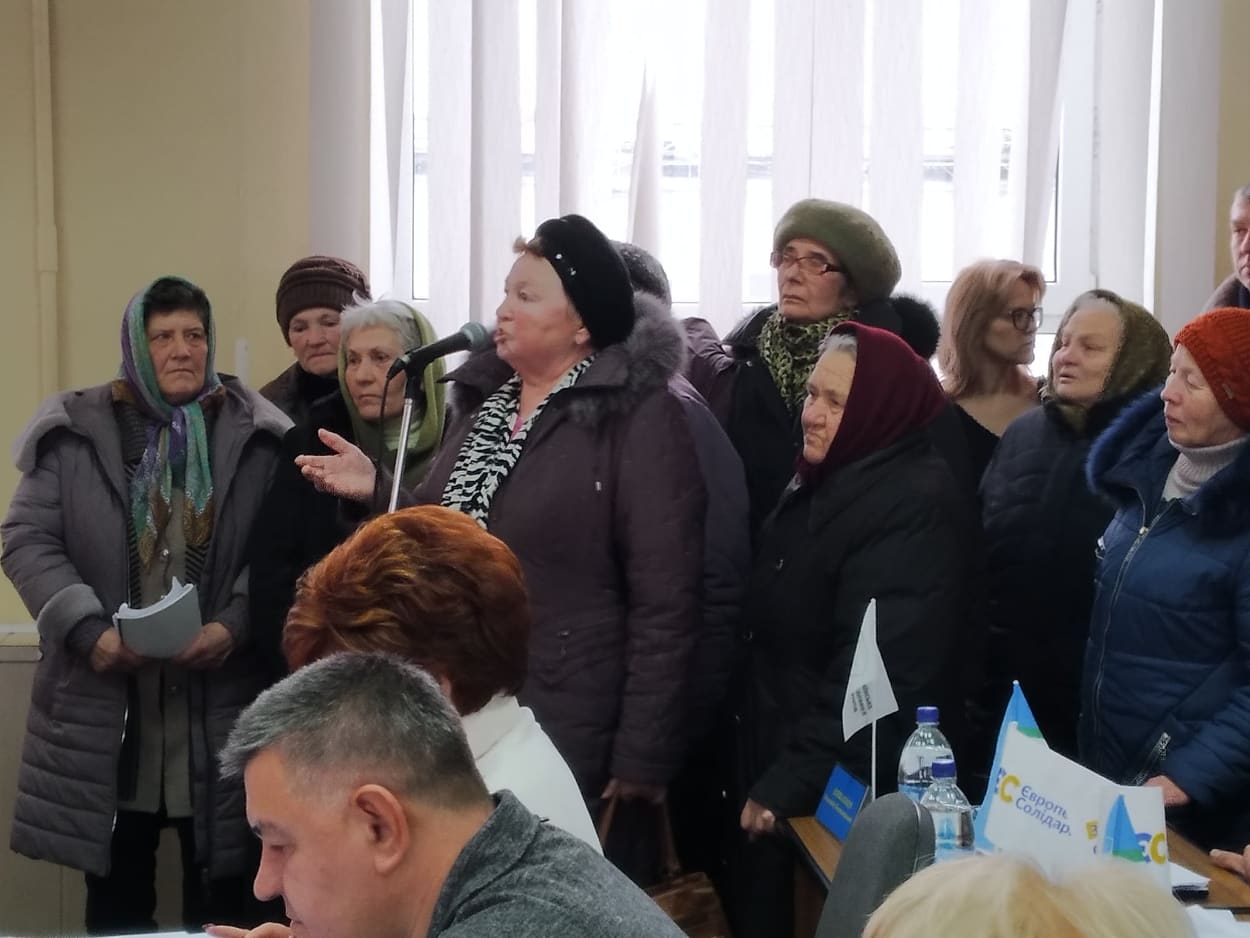 Мешканці Нового двора прийшли протестувати проти депутатки Ірини Пилипчук і її позиції щодо закриття кладовища в масиві