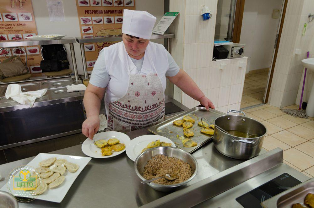 Працювала на кухні, але в Рівному підтвердила кваліфікацію кухаря