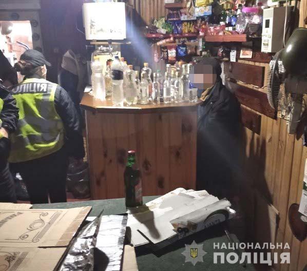 Понад 250 літрів спирту, 1210 пляшок алкоголю та цигарки вилучили на Рівненщині