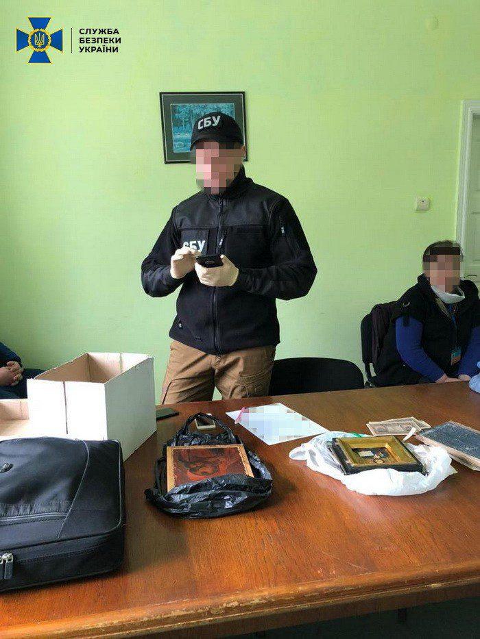 Через кордон Рівненщини колекціонер намагався вивезти цінні реліквії