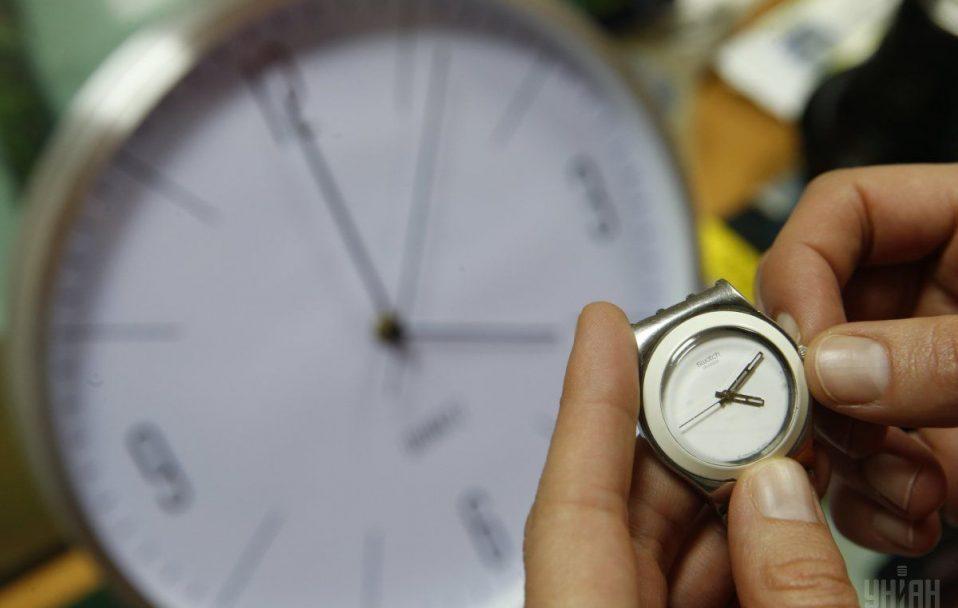 Цієї ночі Україна перейде на літній час. Куди переводити стрілки годинника?