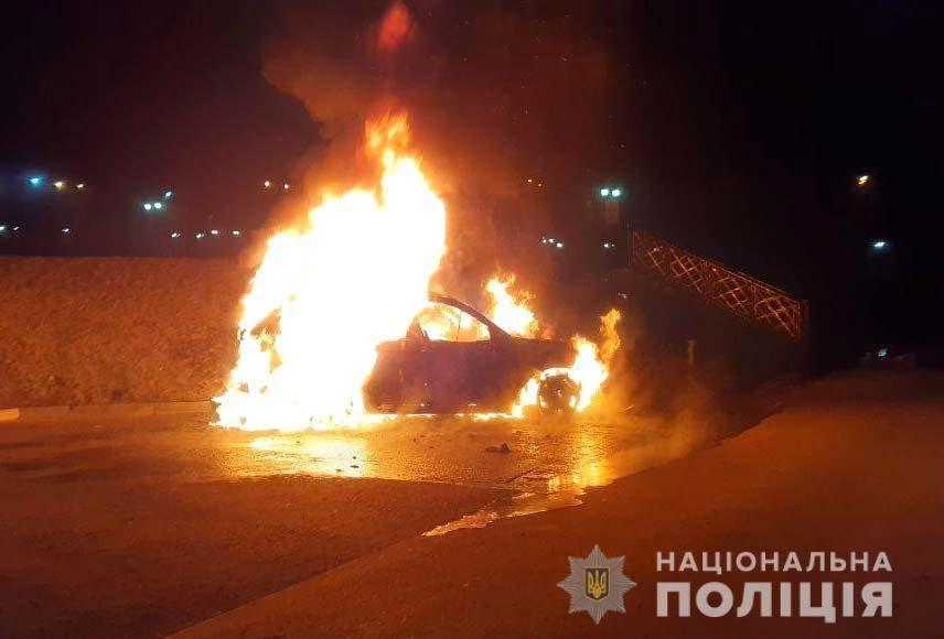 Згорів повністю: у Рівному підпалили автомобіль