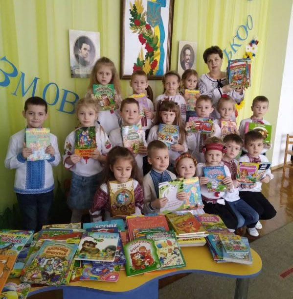 Рівне: «Просвіта» та освітяни зібрали книги для малюків зі Сходу