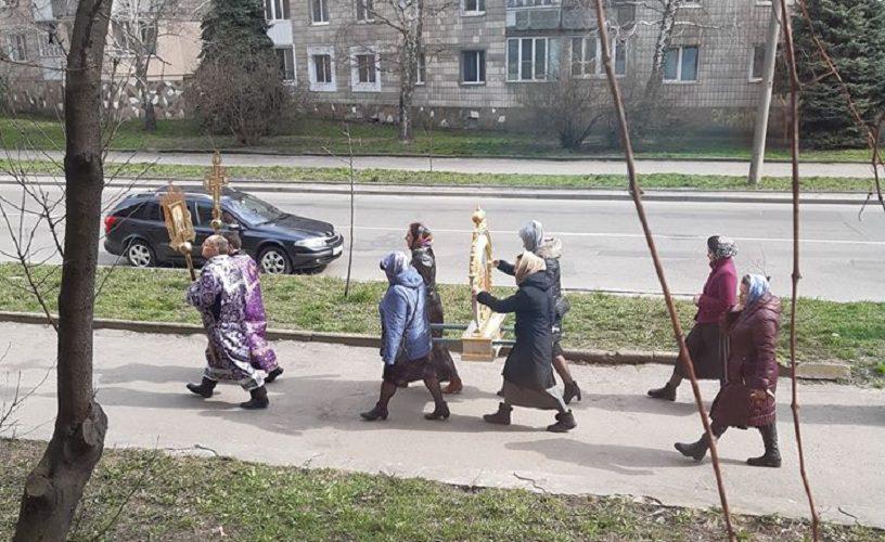 У Рівному пройшли хресною ходою проти небезпечного вірусу