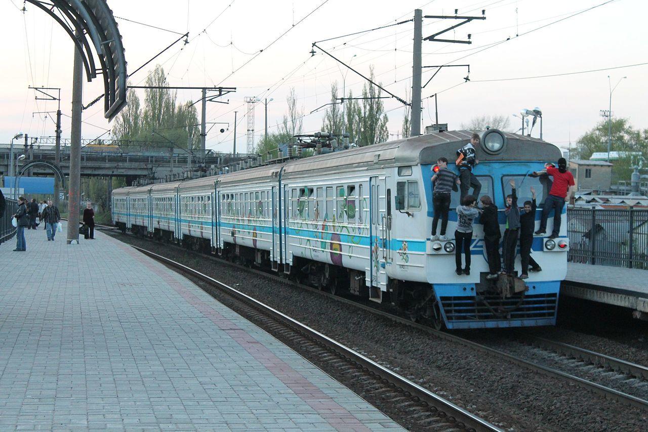 Рівненські підлітки заради лайків у соцмережах стрибнули у потяг під час руху