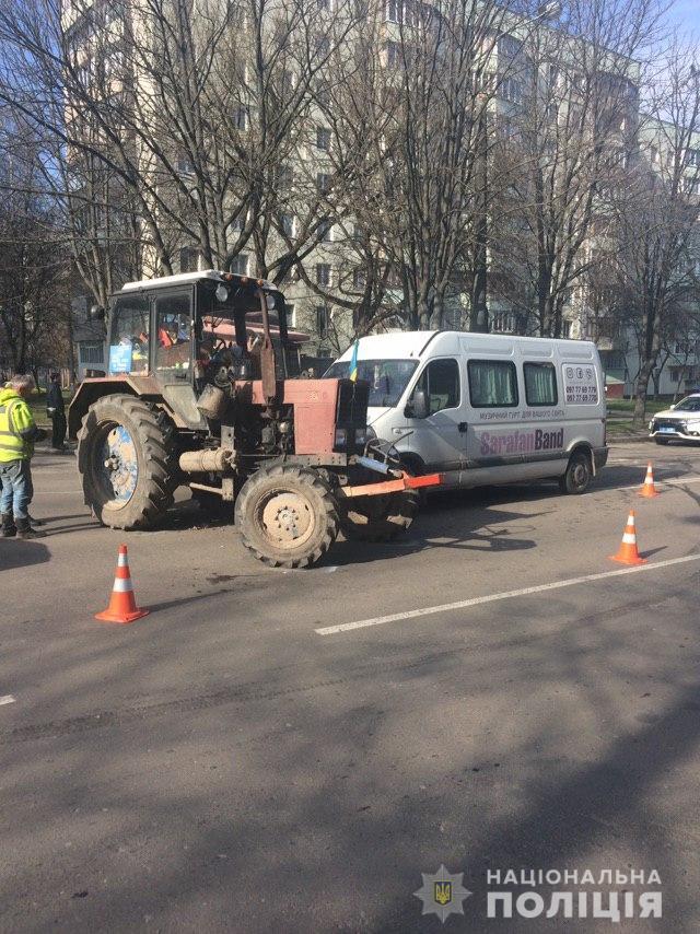 Автопригода у Рівному: трактор під час розвороту протаранив мікроавтобус