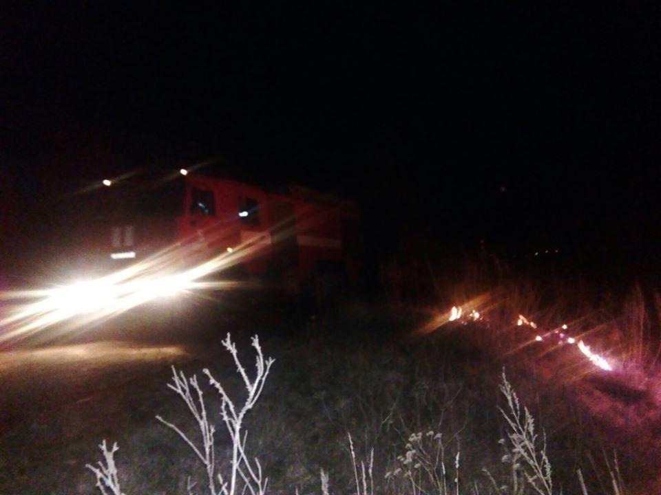 На Рівненщині рятувальники погасили загоряння сухої трави