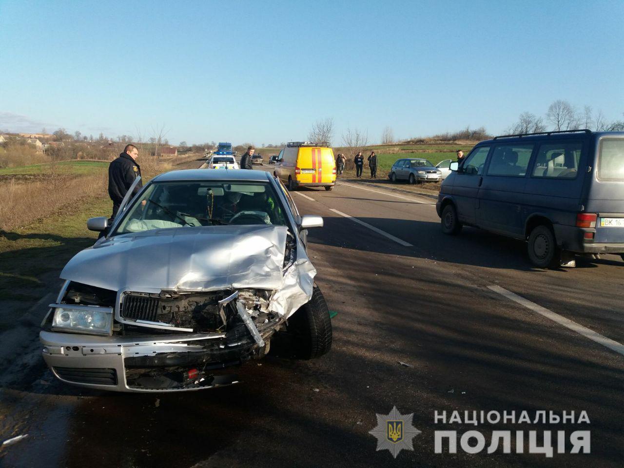 На Рівненщині зіткнулися зустрічні автівки