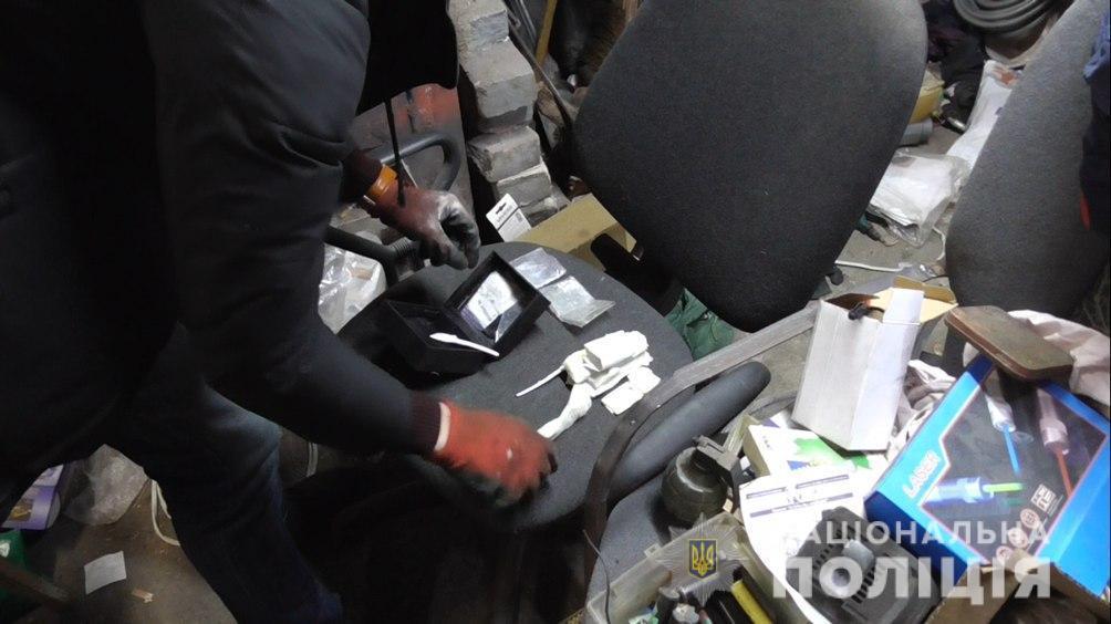Зберігали наркотики та напали на поліцейських: у Здолбунові затримано двох зловмисників