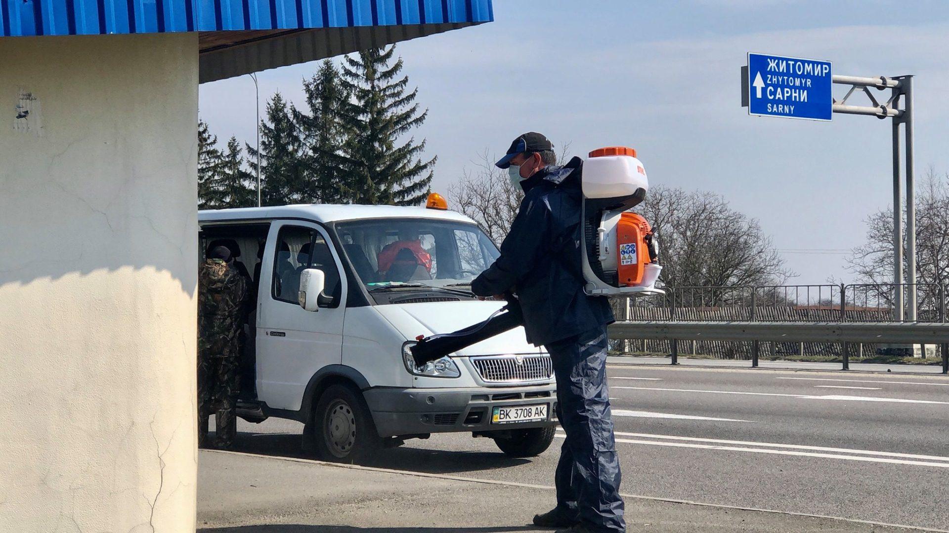На Рівненщині дезінфікують зупинки вздовж міжнародних трас