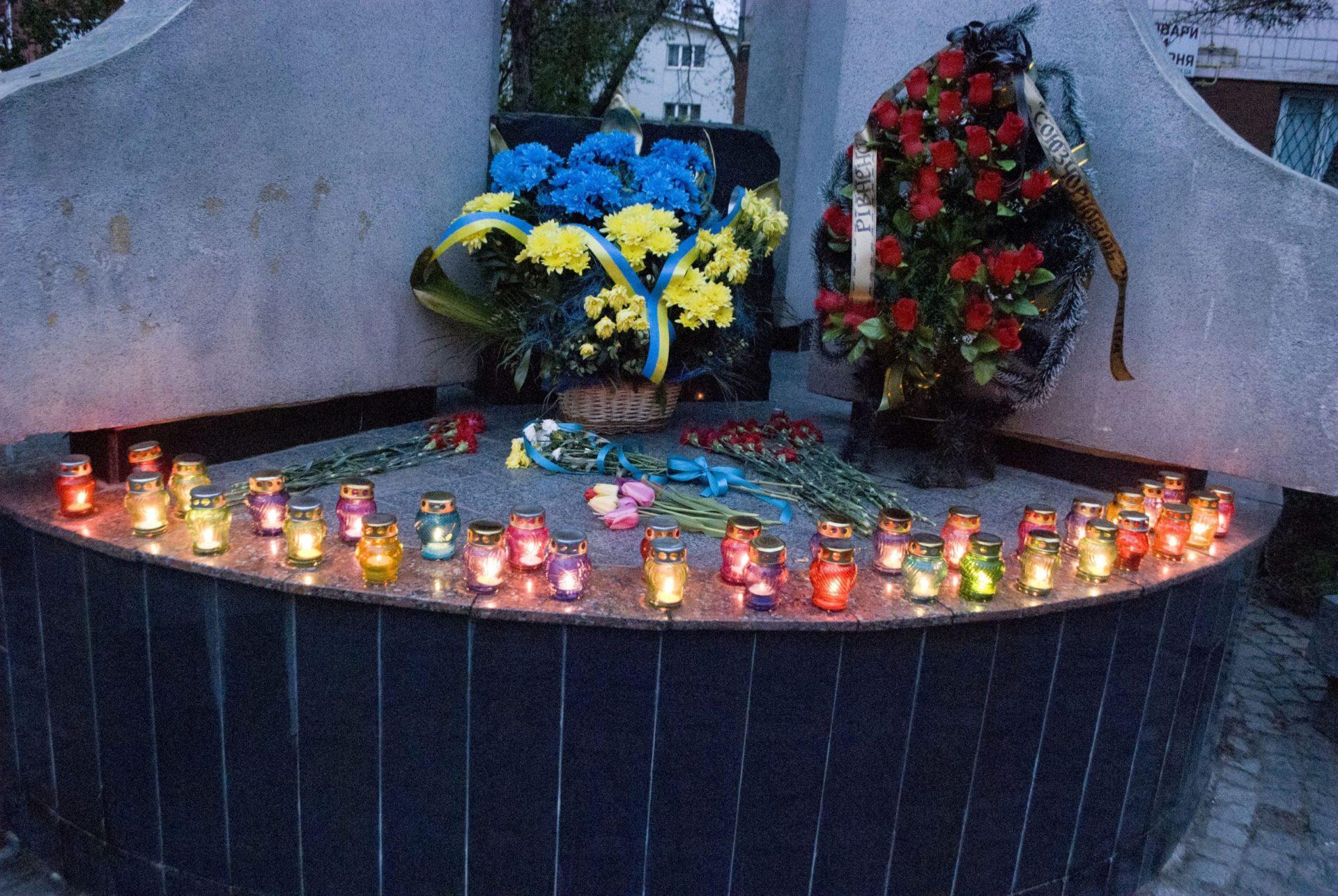 Рівненські ветерани-чорнобильці запалили 34 свічки пам&#8217;яті