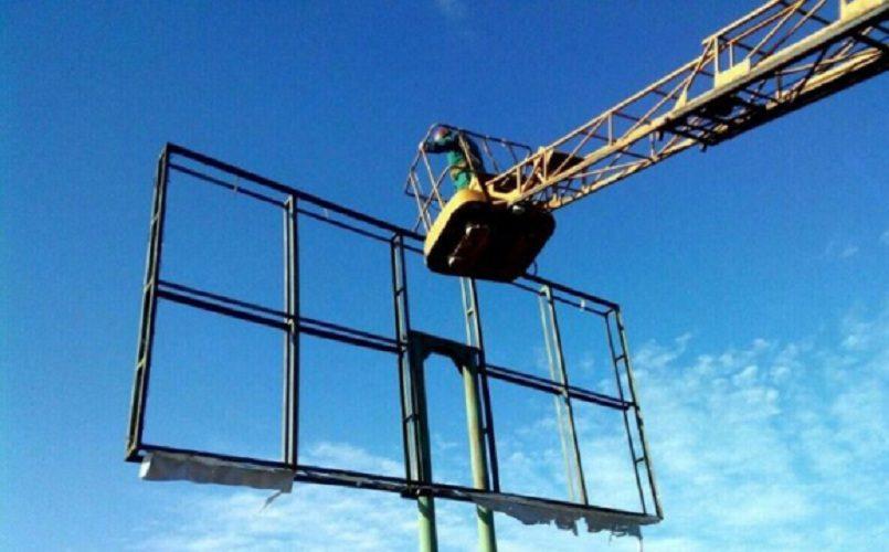 У Рівному демонтують незаконно встановлені рекламні конструкції (ВІДЕО)