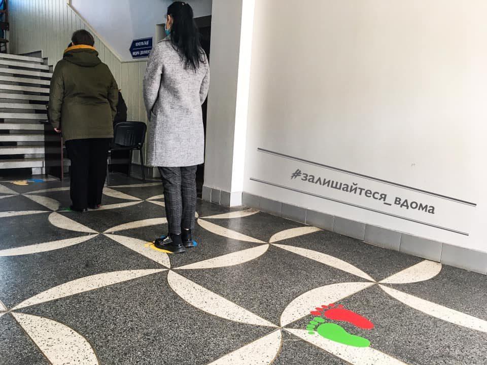 У Рівненському ДРАЦСі розмістили стікери для дотримання безпечної дистанції